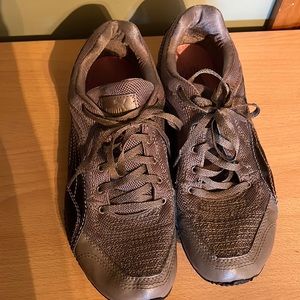 Puma womens tennis shoe.  Size 9.5